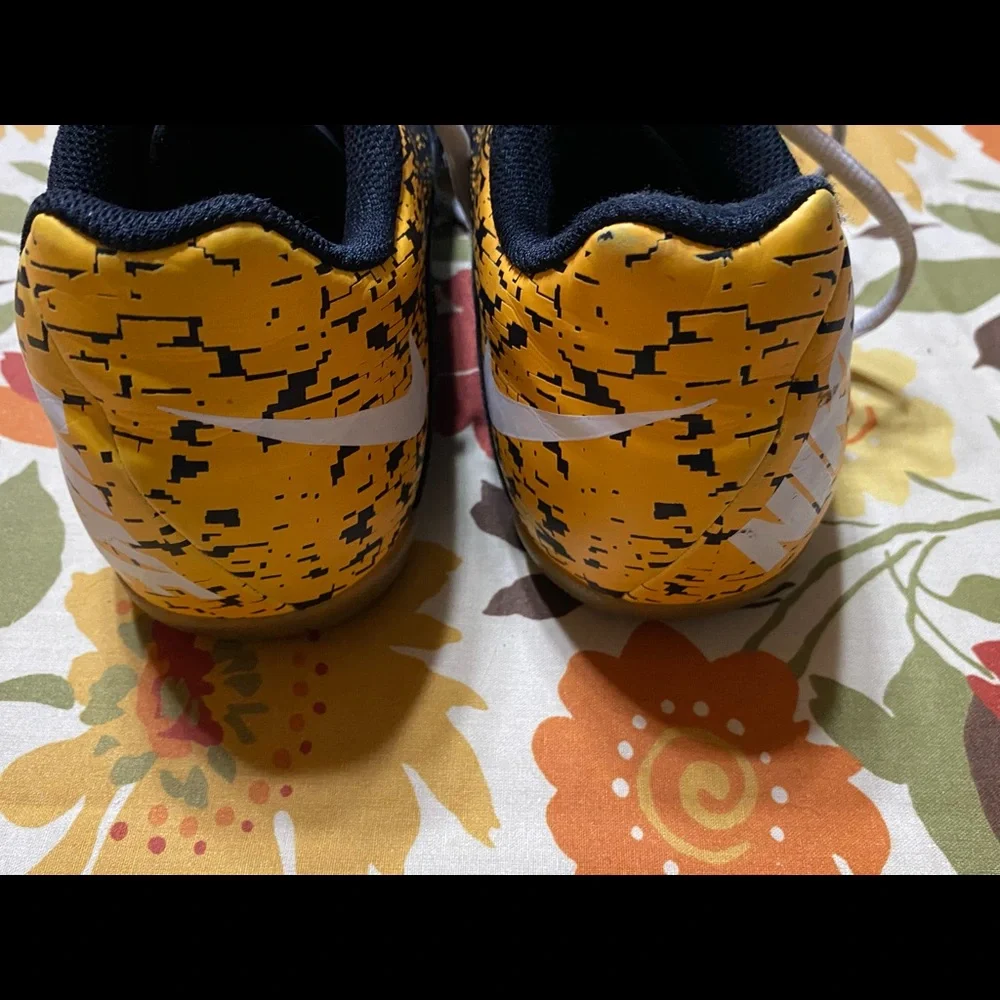 EUC Nike Bombax IC 826485 002 Indoor Soccer Black Yellow‎ Men's SIZE 7.